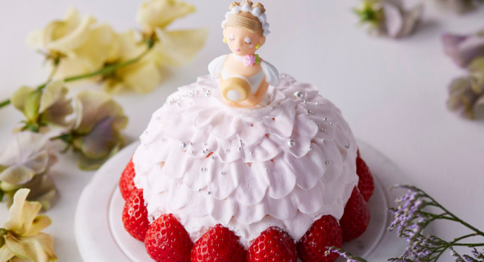 写真：いちごのホールケーキにウエディングドレスを着たお菓子が飾ってあり、ホイップクリームで、ドレスを見立ててデコレーションしてある